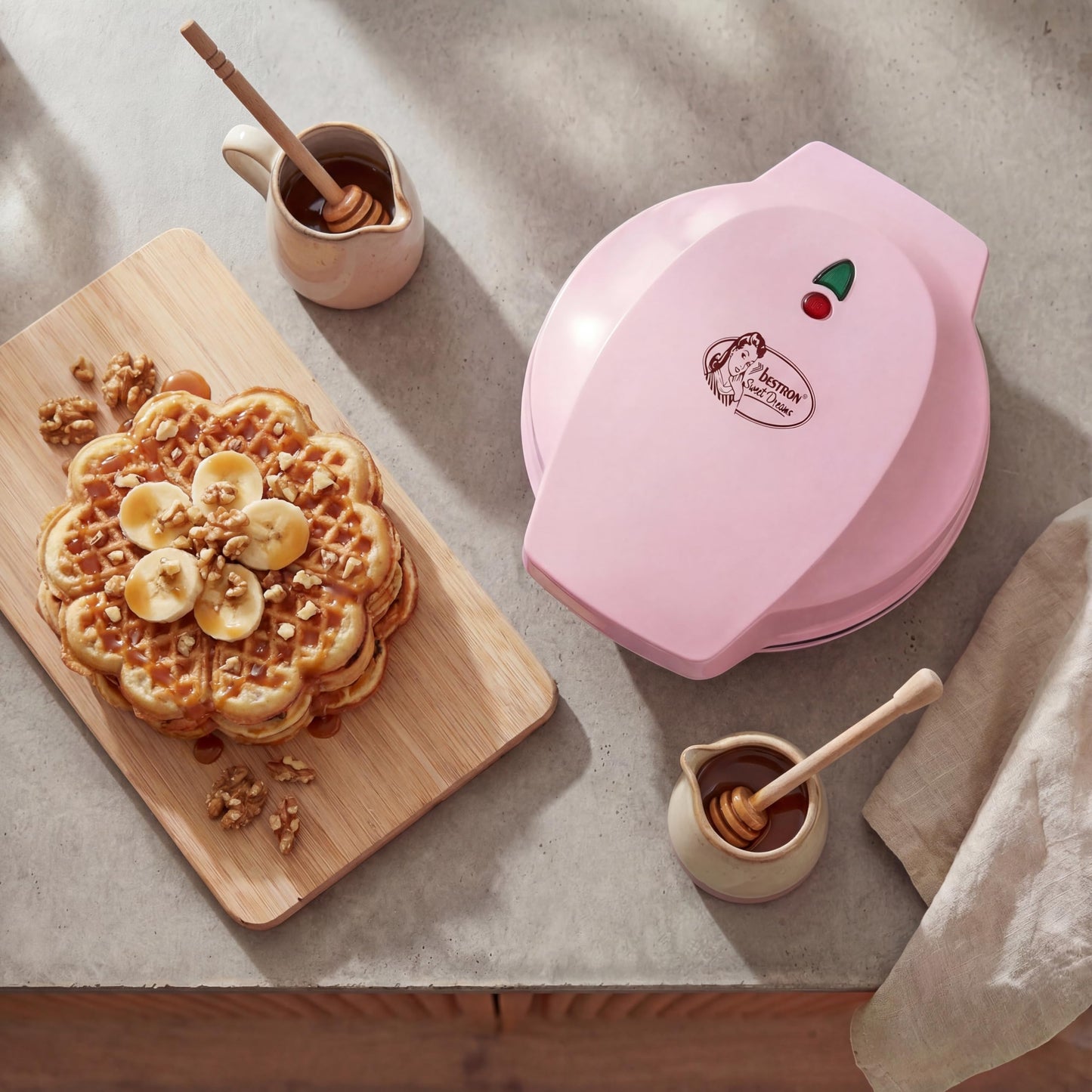 Bestron Gaufrier pour Gaufres Classiques en Forme de Cœur, Gaufrier avec Revêtement Anti-Adhésif pour Gaufres en Forme de Cœur, Design Rétro, 700 Watts, Couleur: Rose
