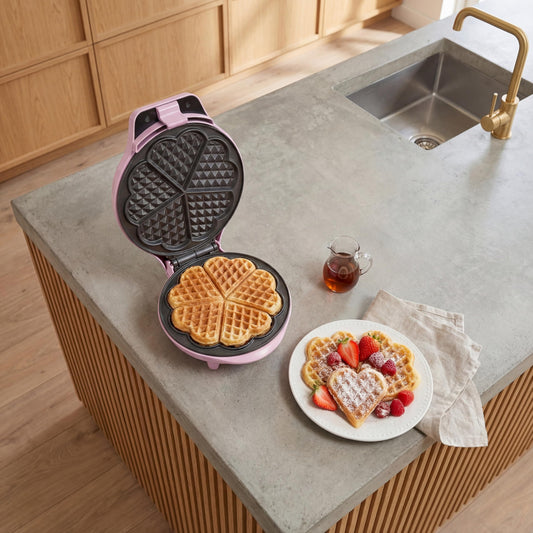 Bestron Gaufrier pour Gaufres Classiques en Forme de Cœur, Gaufrier avec Revêtement Anti-Adhésif pour Gaufres en Forme de Cœur, Design Rétro, 700 Watts, Couleur: Rose