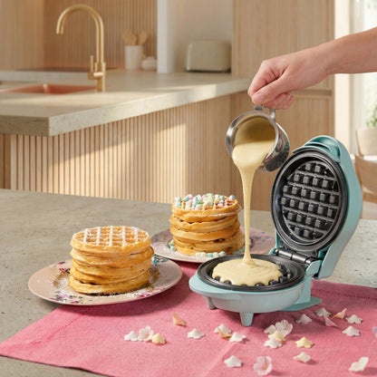 Bestron Mini gaufrier pour gaufres classiques, Petit gaufrier avec revêtement anti-adhésif, pour les anniversaires d'enfants, les fêtes de famille, Pâques ou Noël, Design: rétro, Couleur: menthe